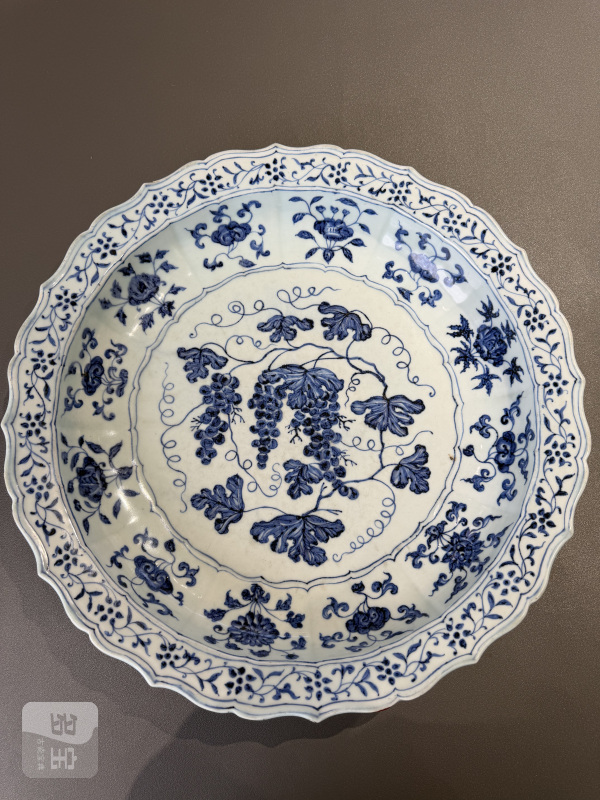 明永乐 青花葡萄纹折沿菱口大盘 - 图3